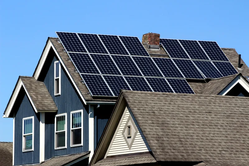 household in manitoba using solar panels